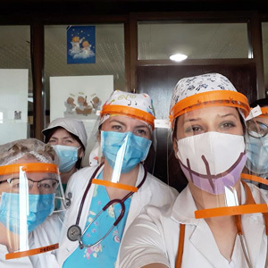 “Визионари Зрењанина” уз помоћ 3Д штампача израдили преко 600 заштитних визира за медицинске раднике