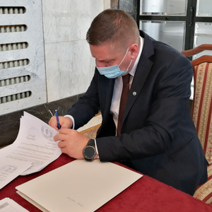 Заменик градоначелника Сантовац потписао уговоре за пројекте унапређивања вишејезичности у АП Војводини