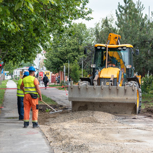 Rekonstrukcija trotoara na Bulevaru Veljka Vlahovića - proširenje, uz behaton kocke umesto asfalta