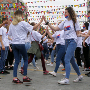 Tradicija nije prekinuta - zrenjaninski maturanti plesali kadril na Trgu slobode