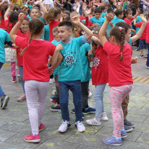 Ples predškolaca na Trgu slobode: “Zdravo, svete, još uvek sam dete!” 