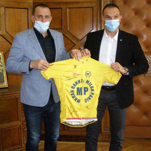 Pobednička, žuta majica za grad Zrenjanin i gradonačelnika - zahvalnost za organizaciju i gostoprimstvo Trke kroz Srbiju