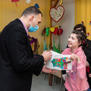 Време даривања: градоначелник у посети установама социјалне заштите, новогодишњи пакетићи за децу корисника услуга