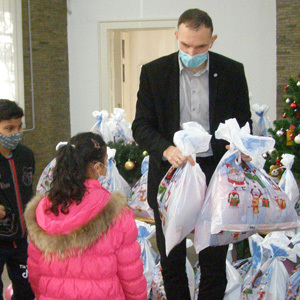 Градоначелник уручио новогодишње пакетиће деци корисника топлог оброка Народне кухиње
