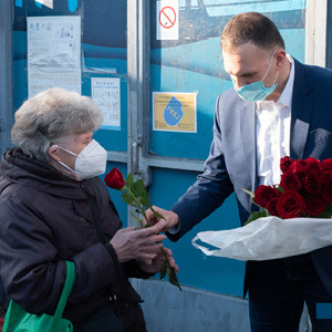 Градоначелник упутио честитке суграђанкама поводом Дана жена - посета успешној предузетници и руже за припаднице лепшег пола на вакциналном пункту