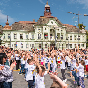 “Zdravo, svete, još uvek sam dete!”: šesti put održan ples predškolaca na Trgu slobode
