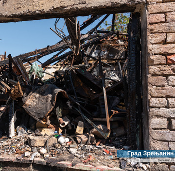 Решењем комуналног инспектора екипе “Чистоће и зеленила” уклањају отпад из куће у Приштинској 