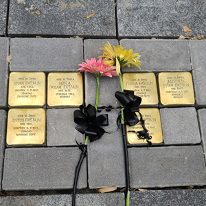 Осам деценија од депортације Јевреја, постављена прва спомен-обележја “камен спотицања” - Град Зрењанин сећа се својих трагично страдалих суграђана