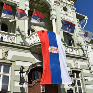 Zastave Srbije na Gradskoj kući, kružnim raskrsnicama, večeras na led-ekranima, mostovima i “Vodotornju”