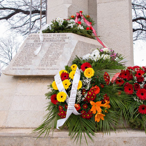 Osam decenija od tragičnih ratnih događaja 1942. godine - pomen i sećanje na stradale sugrađane pred obnovljenim spomenikom 