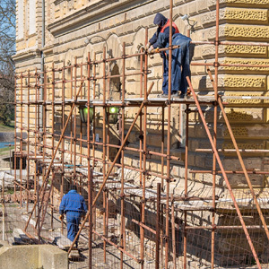 Počinju radovi na obnovi dela fasade EGŠ “Nikola Tesla” - glavni ulaz biće ponovo bezbedan za učenike
