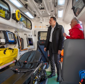 Predstavljeno sanitetsko vozilo - reanimobil, koji je Služba hitne medicinske pomoći Doma zdravlja “Dr Boško Vrebalov” dobila od Ministarstva zdravlja Republike Srbije