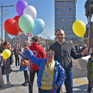 Шетњом у разнобојним чарапама, уз шарене балоне, у Зрењанину обележен Светски дан особа са Дауновим синдромом