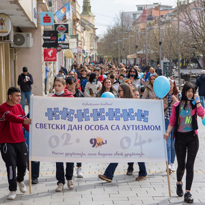 Шетња кроз центар Зрењанина, поводом Светског дана аутизма: Нисмо другачији, само видимо свет другачије