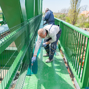 Završni radovi na pešačkim stazama novog železničkog mosta - postavljanje zaštitne ograde i nanošenje premaza 