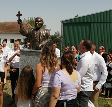 Gradonačelnik otvorio Miholjske susrete sela u Stajićevu i povodom sto godina tog sela otkrio spomenik osnivaču parohu Savi Stajiću 
