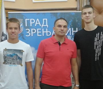 Градоначелник угостио двојицу успешних младих спортиста из нашег града тенисера Зорана Лудошког и кошаркаша Марка Шаренца 