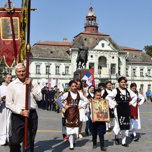 Деценија од обнове традиције - свечана литија поводом градске славе, Успења пресвете Богородице, прошла централним зрењанинским улицама