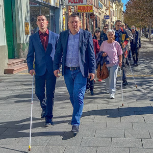 У шетњи градским улицама, поводом Светског дана белог штапа - слепи и слабовиди део су наше заједнице, поштујмо њихове потребе  