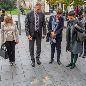 Немачка министарка Лирман и градоначелник Салапура обишли обележје “камен спотицања” у центру Зрењанина: сећање на суграђане, жртве Холокауста