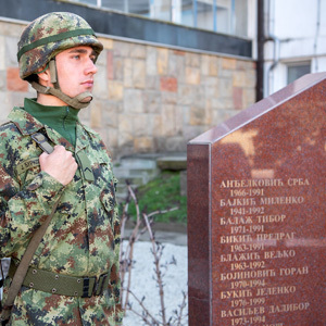 Дан сећања на жртве НАТО агресије на нашу земљу обележен испред спомен-обележја у Зрењанину и у Стајићеву