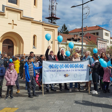 Šetnjom kroz centar grada i puštanjem plavih balona obeležen je danas Svetski dan osoba sa autizmom  - pored porodice za osobe sa autizmom važna je i podrška društva 