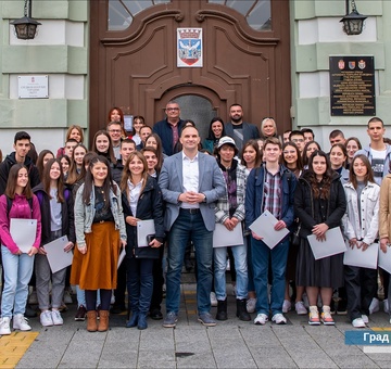 Град Зрењанин издвојио 22 милиона динара за 199 ученичких и студентских стипендија -  данас свечано уручени уговори 