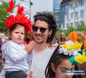 Зрењанински малишани цветним дефилеом, музиком и игром на глaвном градском тргу и ове године пробудили пролеће 