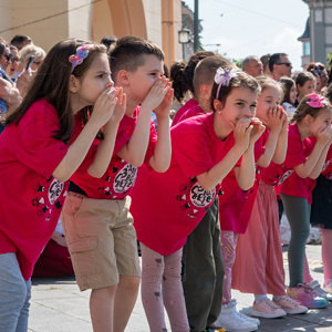 На Тргу слободе плесали и дружили се зрењанински предшколци: од септембра с поносном титулом - “Ђак првак!”