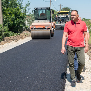 Gradonačelnik u obilasku radova na asfaltiranju Ulice Kapetana Nalepke u Aradcu, od juče nov asfalt i u Tomićevoj u Zrenjaninu