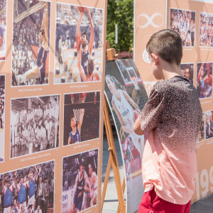 Izložba povodom 100 godina košarke u Srbiji postavljena na Trgu dr Zorana Đinđića u Zrenjaninu: svedočanstvo blistavih uspeha u magičnoj igri pod obručima