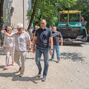 U toku asfaltiranje saobraćajnica u naselju “Dunavska” - obnova putne infrastrukture u jednom od prvih gradskih naselja kolektivnog stanovanja  