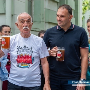Из Градске баште кренули фијакери и позивари најављујући 38. "Данe пива", манифестацију која од прошле године носи сертификат "Најбоље из Војводине" 