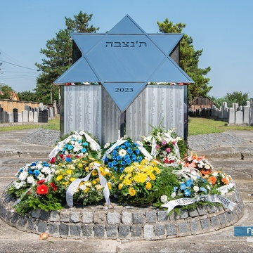  Komemoracijom i otkrivanjem spomenika sa imenima stradalih na Memorijalnom jevrejskom groblju obeležena 82. godišnjica deportacije Jevreja iz Zrenjanina i Banata 