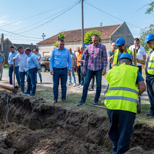 Gradonačelnik u poseti Elemiru: prioritet završetak kanalizacije, značajna ulaganja u školu, razgovor o novim projektima