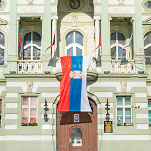 Данас се обележава Дан српског јединства, слободе и националне заставе – у нашем граду на неколико локација постављено више од хиљаду застава 