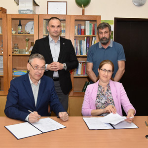 Zahvaljujući donaciji Republike Bugarske, škola u Belom Blatu biće energetski efikasnija - ugovor potpisali ambasador Dojkov i direktorka Ludoški 