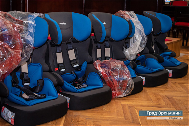 Акција Агенције за безбедност саобраћаја Србије и Града Зрењанина - додељено 40 дечјих ауто седишта