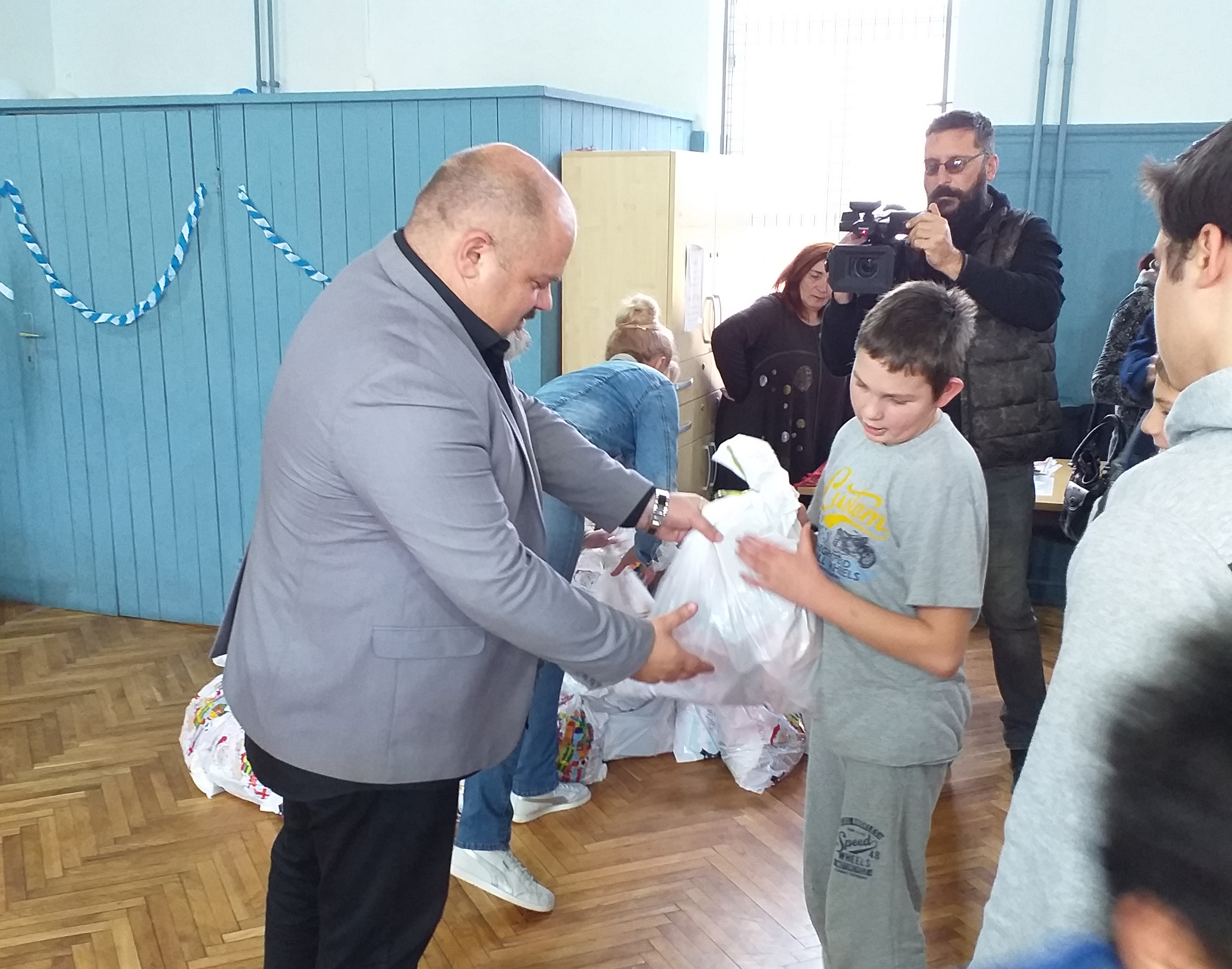 Градоначелник поделио новогодишње пакетиће ученицима школе “9. мај”