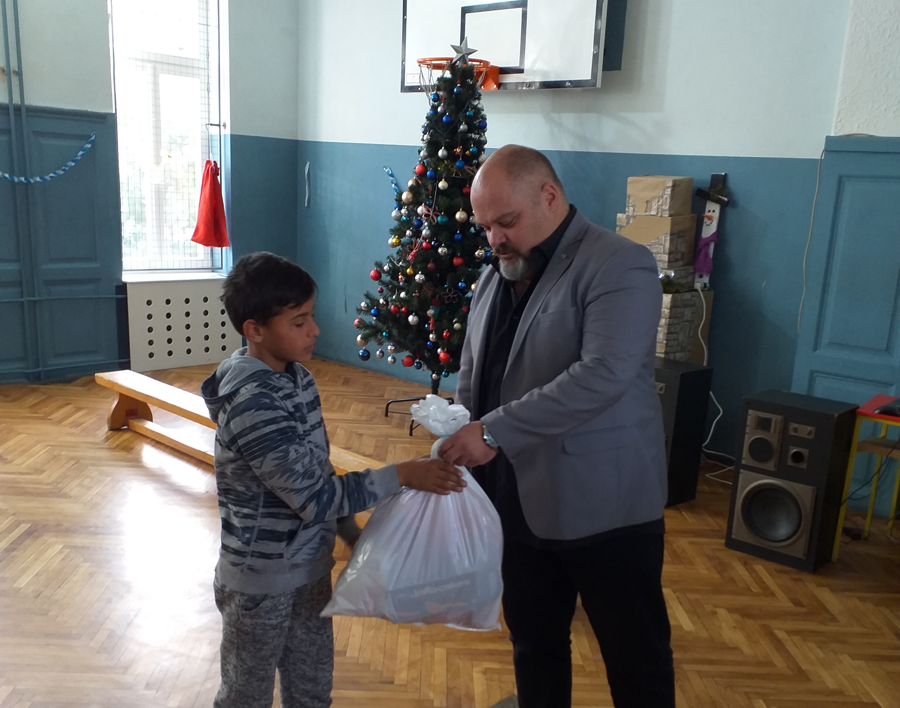 Градоначелник поделио новогодишње пакетиће ученицима школе “9. мај”