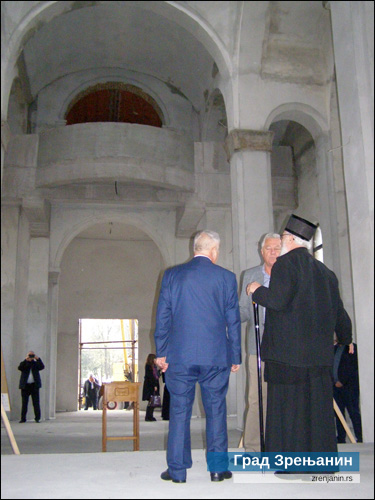 Episkop banatski Nikanor, direktor Radojević i gradonačelnik Janjić u obilasku hrama u izgradnji u Lazarevu