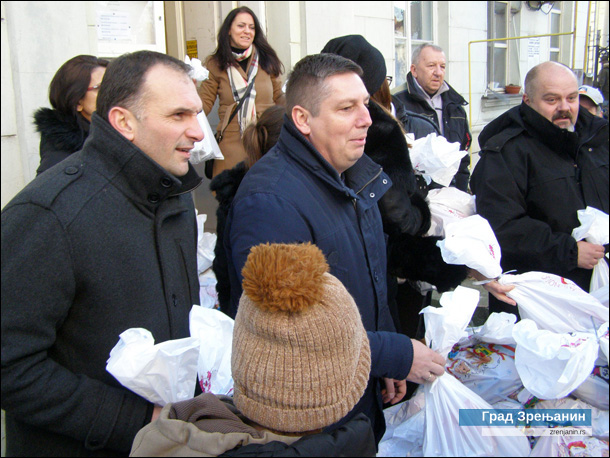 Почеле божићне свечаности у Зрењанину, први бадњак упаљен у Варошкој цркви