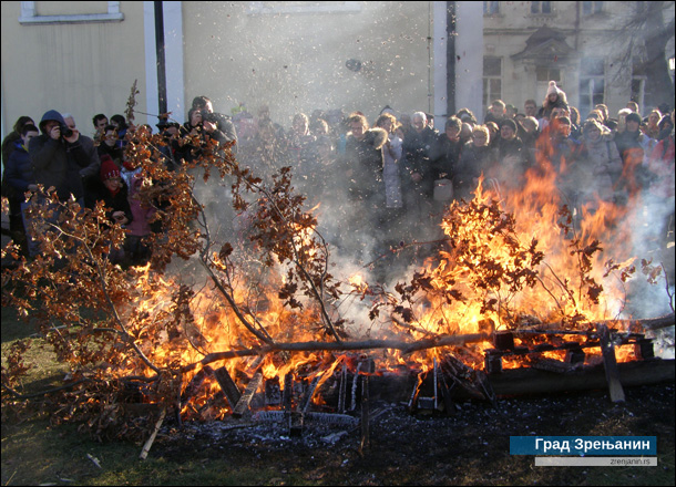 Почеле божићне свечаности у Зрењанину, први бадњак упаљен у Варошкој цркви
