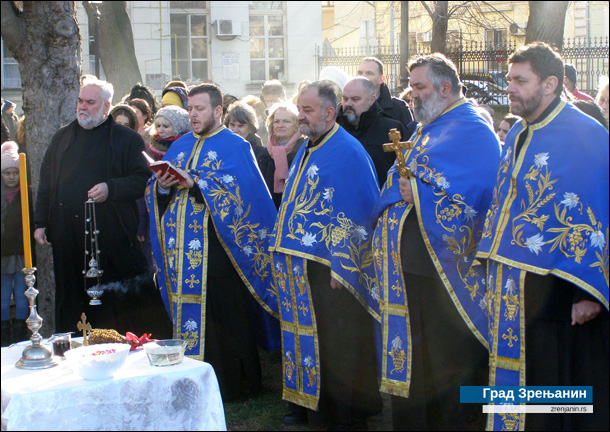Počele božićne svečanosti u Zrenjaninu, prvi badnjak upaljen u Varoškoj crkvi