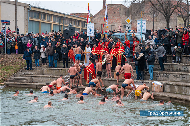 Одржано 12. Богојављенско пливање за Часни крст у Зрењанину